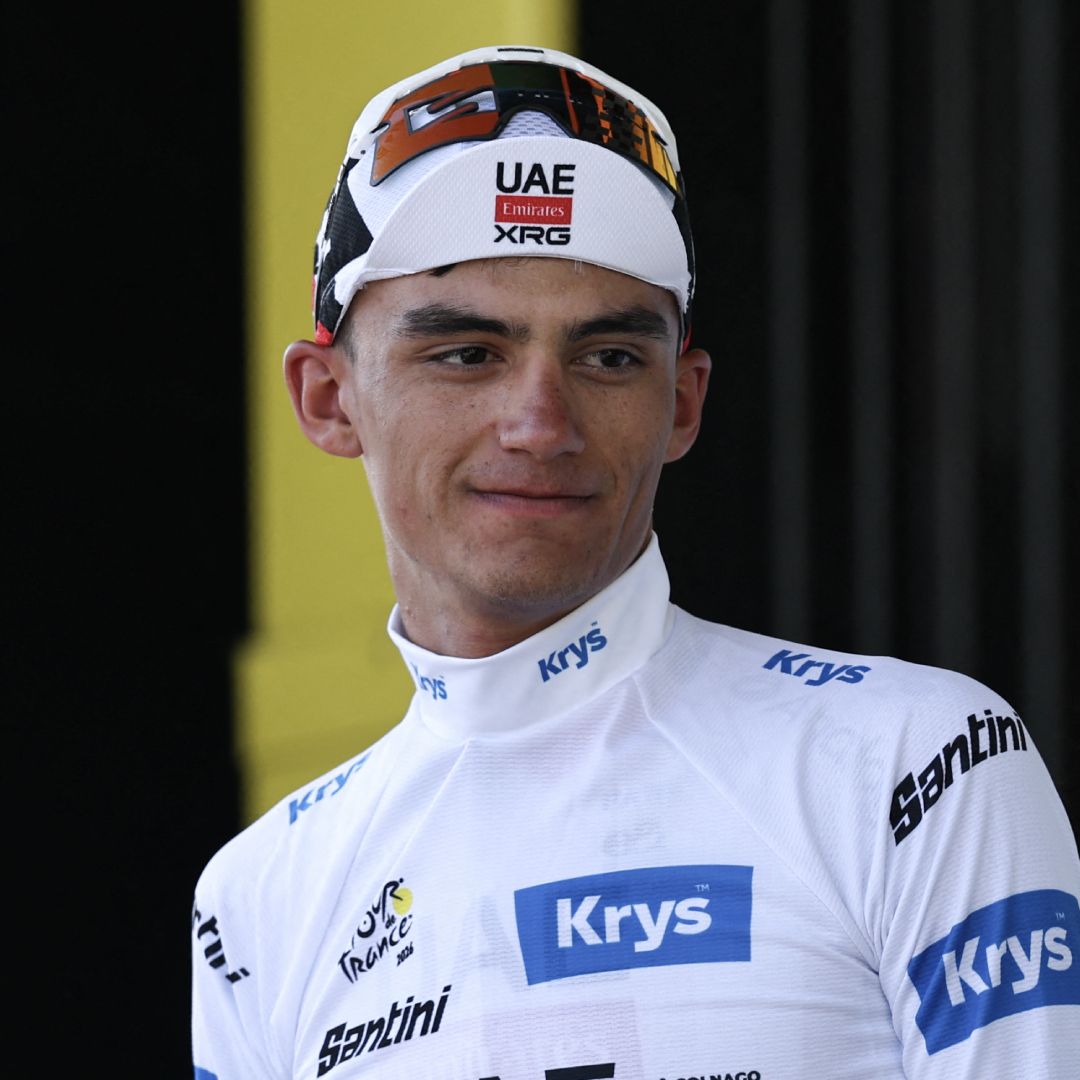 Isaac Del Toro, ciclista mexicano del equipo UAE Team Emirates - XRG, celebra en el podio con el maillot blanco de mejor joven tras la octava etapa de la 113.ª edición del Tour de Francia, un recorrido de 182 km entre Périgueux y Bergerac, en el suroeste de Francia, el 11 de julio de 2026.  Foto: AFP